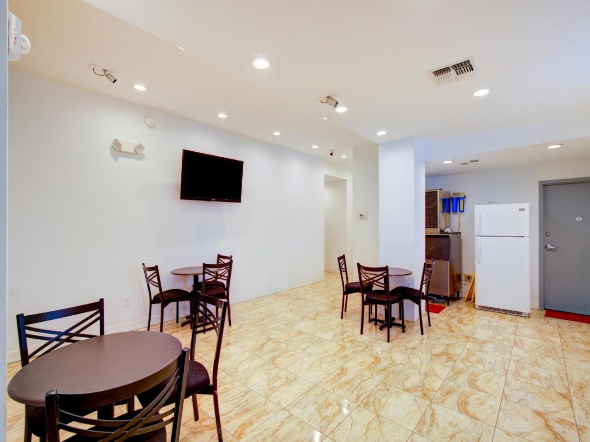 Hotel Dilley Grand 외부 사진