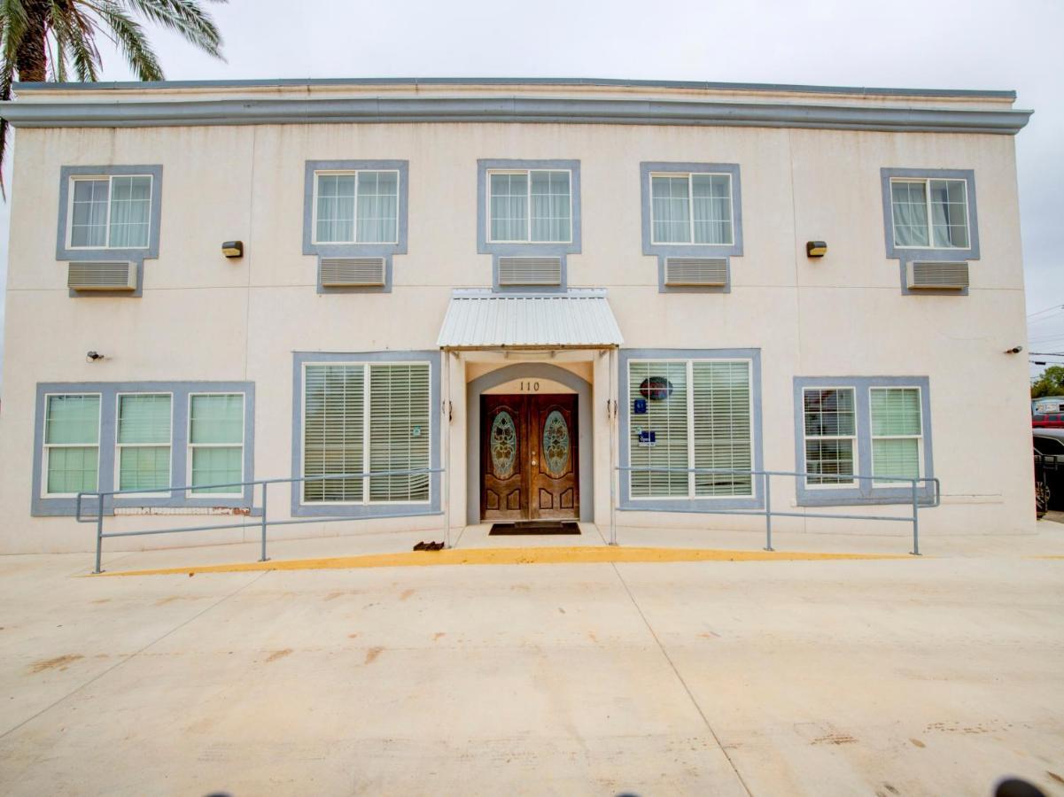 Hotel Dilley Grand 외부 사진
