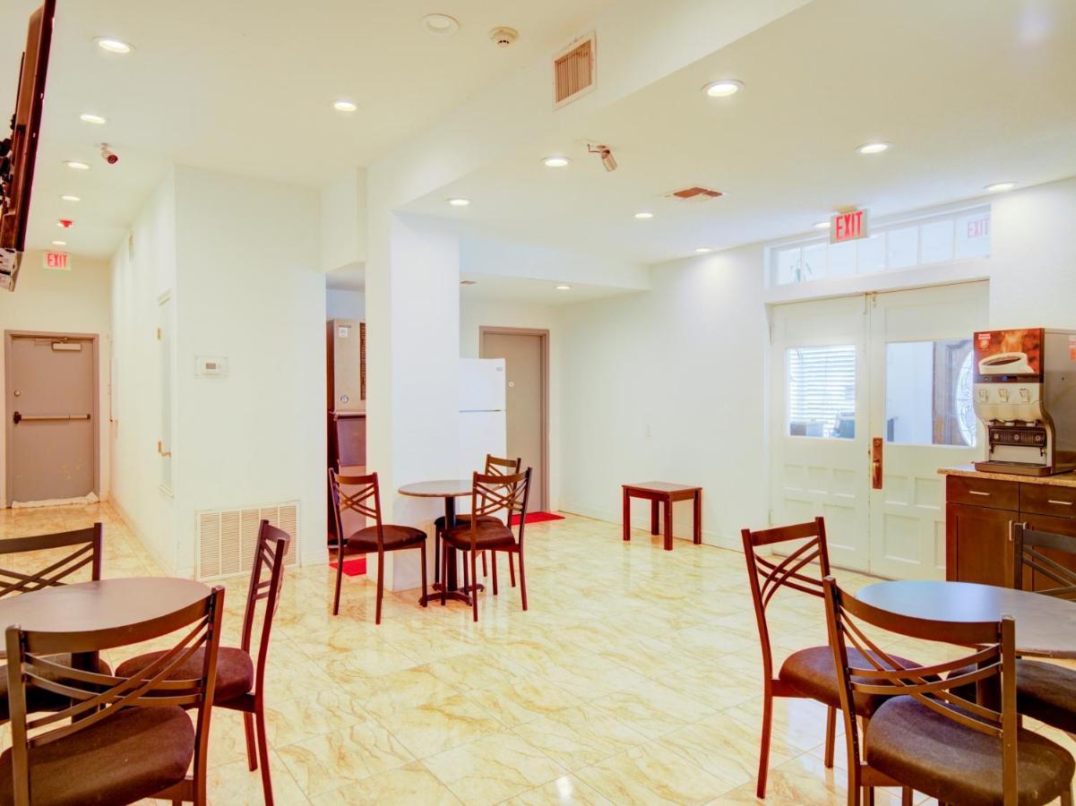 Hotel Dilley Grand 외부 사진
