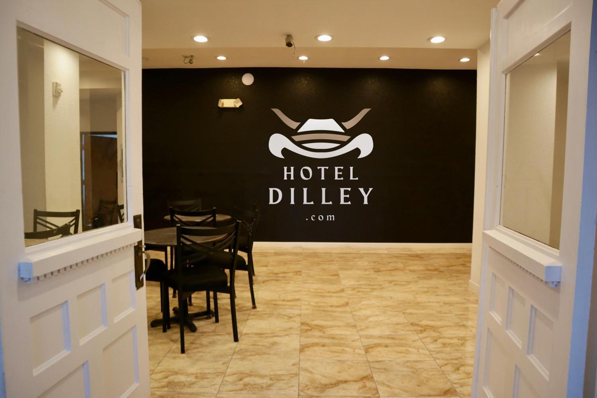 Hotel Dilley Grand 외부 사진