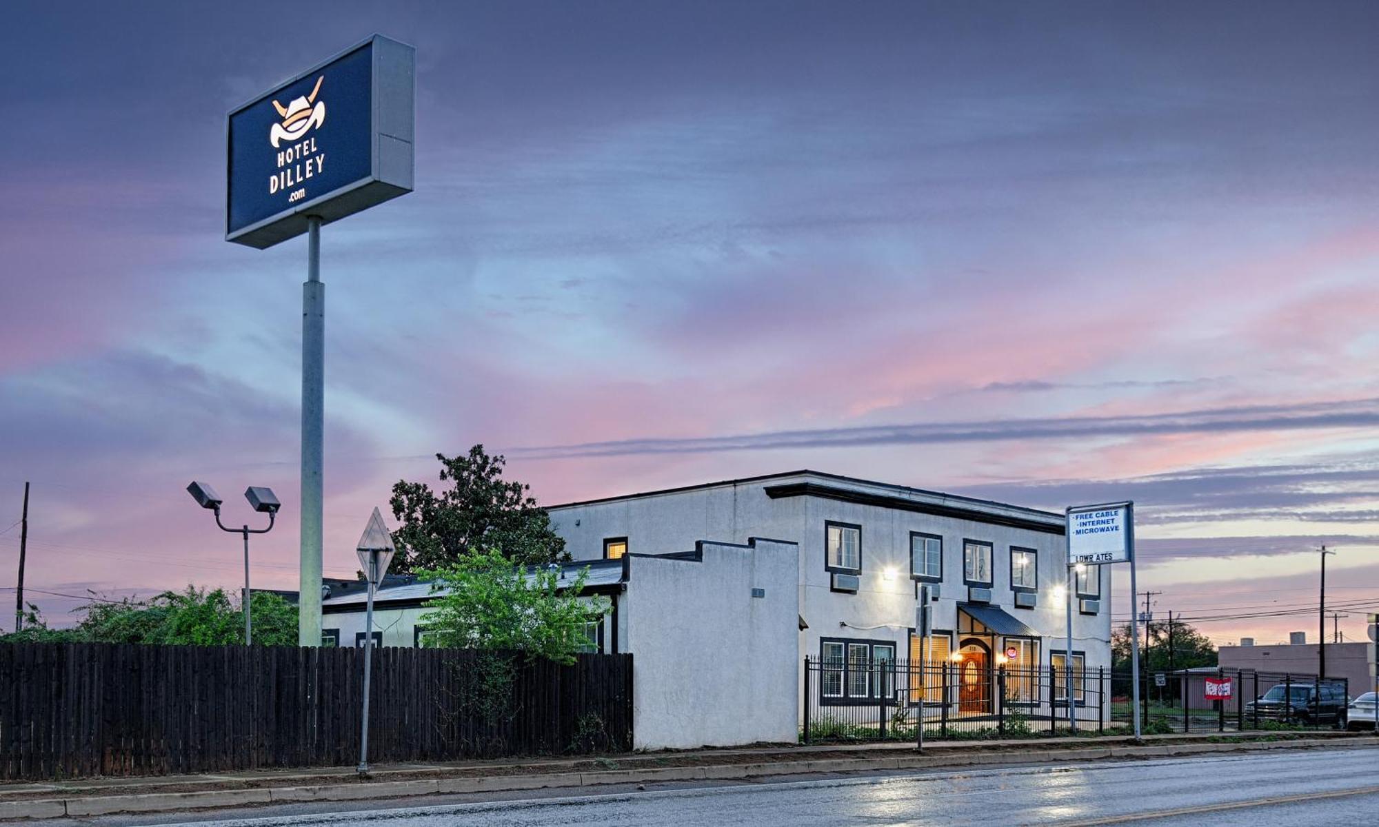 Hotel Dilley Grand 외부 사진