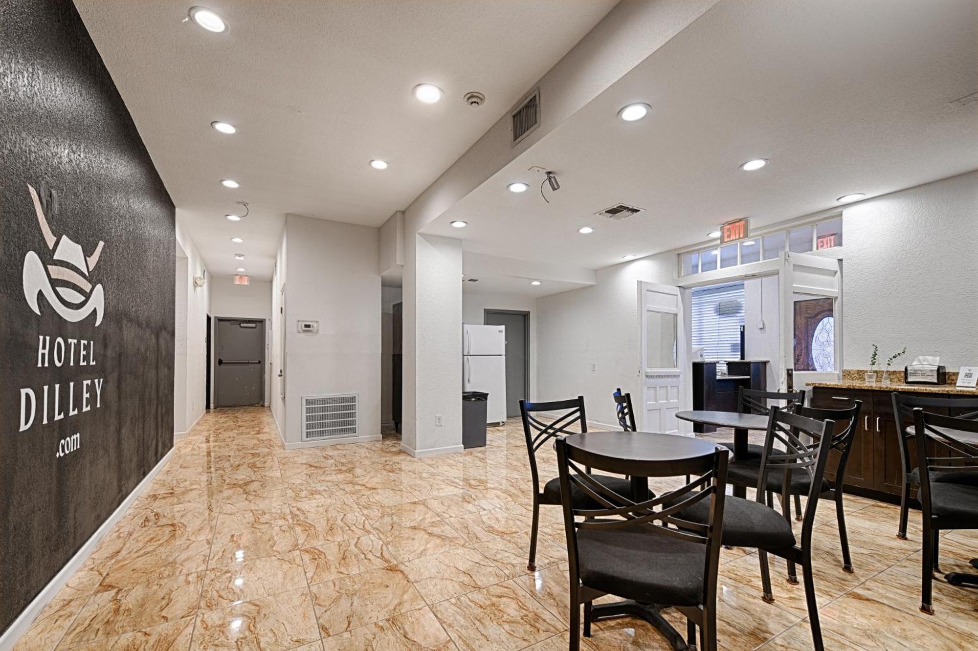 Hotel Dilley Grand 외부 사진