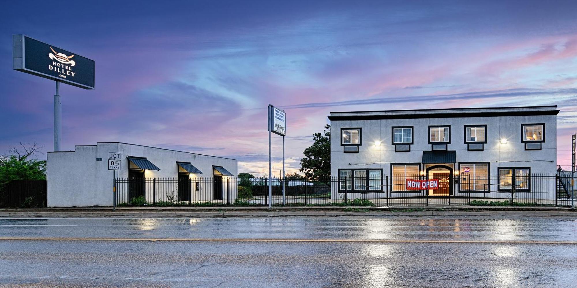 Hotel Dilley Grand 외부 사진