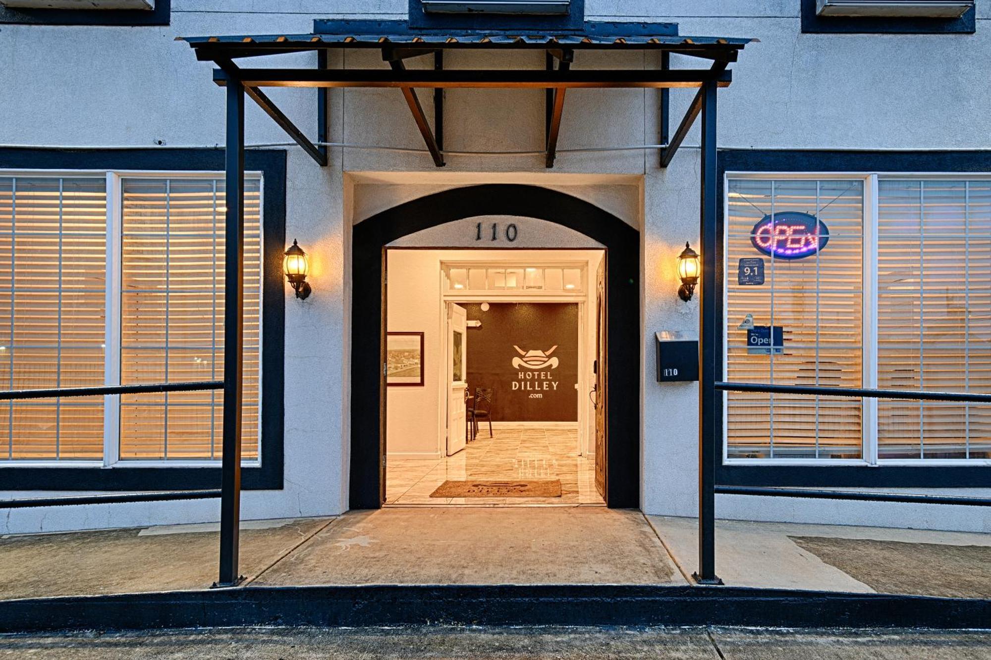 Hotel Dilley Grand 외부 사진