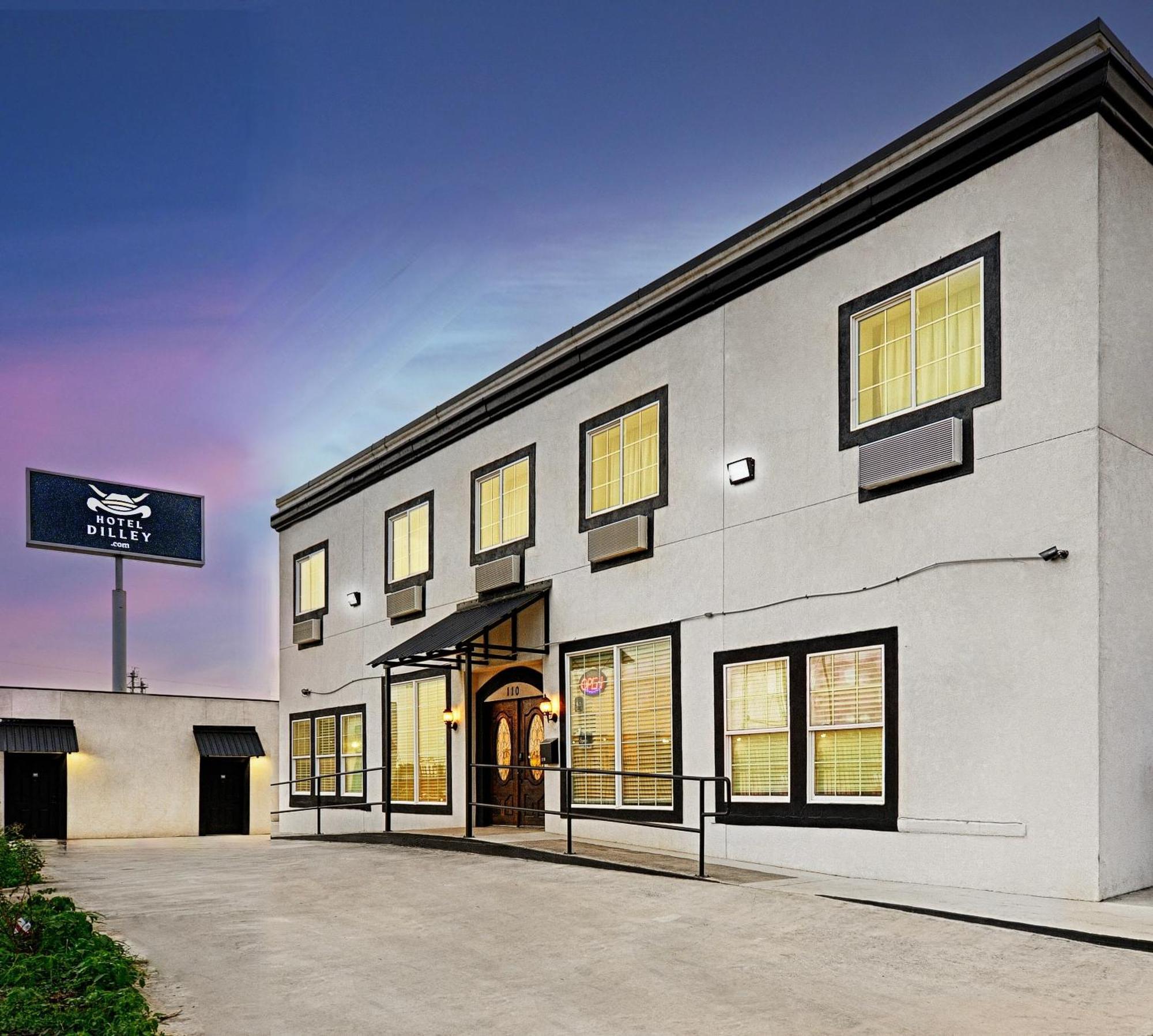 Hotel Dilley Grand 외부 사진