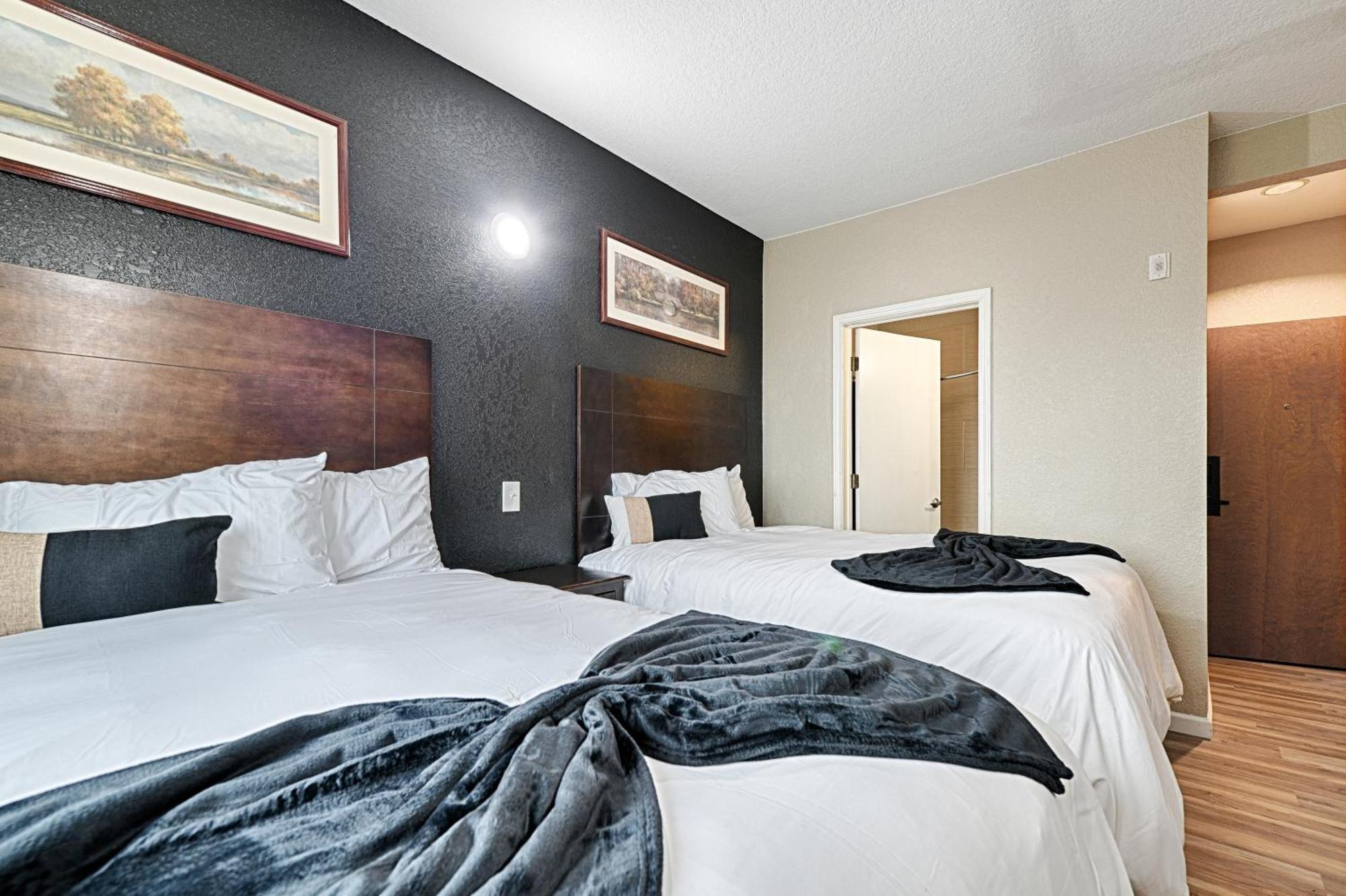 Hotel Dilley Grand 외부 사진